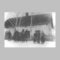 029-0008 Vor dem Wohnhaus der Familie Adolf Maschitzki. Links im Bild der Vater von Frau Maria Maschitzki - Franz Zaulik. .jpg